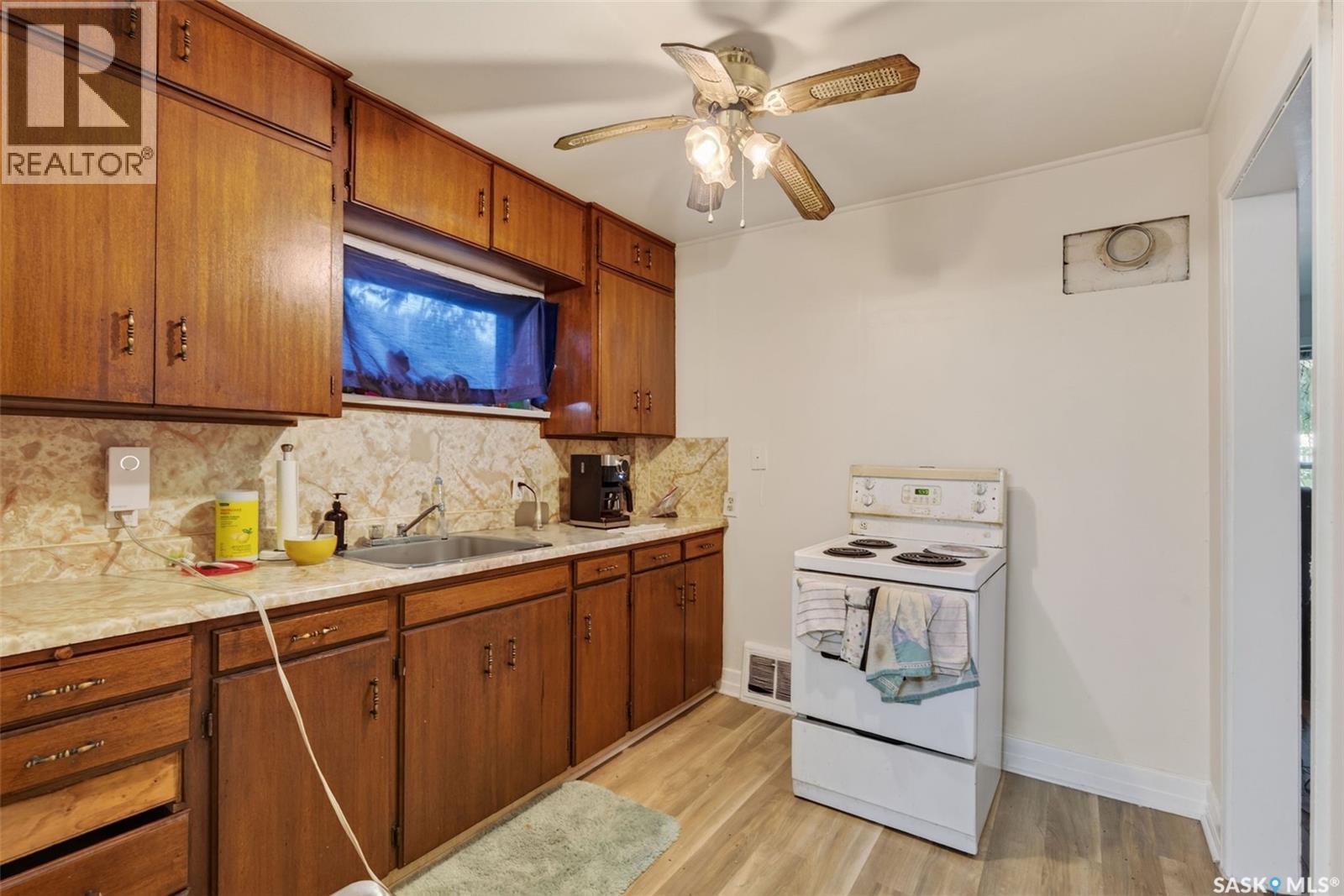 209 V Avenue S, Saskatoon, Saskatchewan  S7M 3E2 - Photo 9 - SK043568