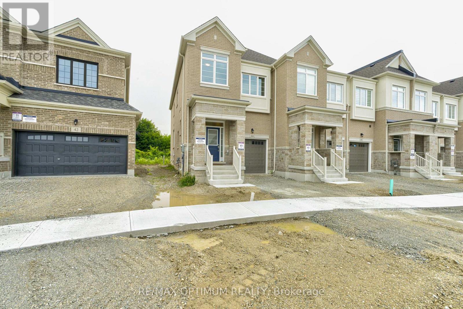 44 Bermondsey Way, Brampton, Ontario L6Y 6K9 - Photo 2 - W13613748