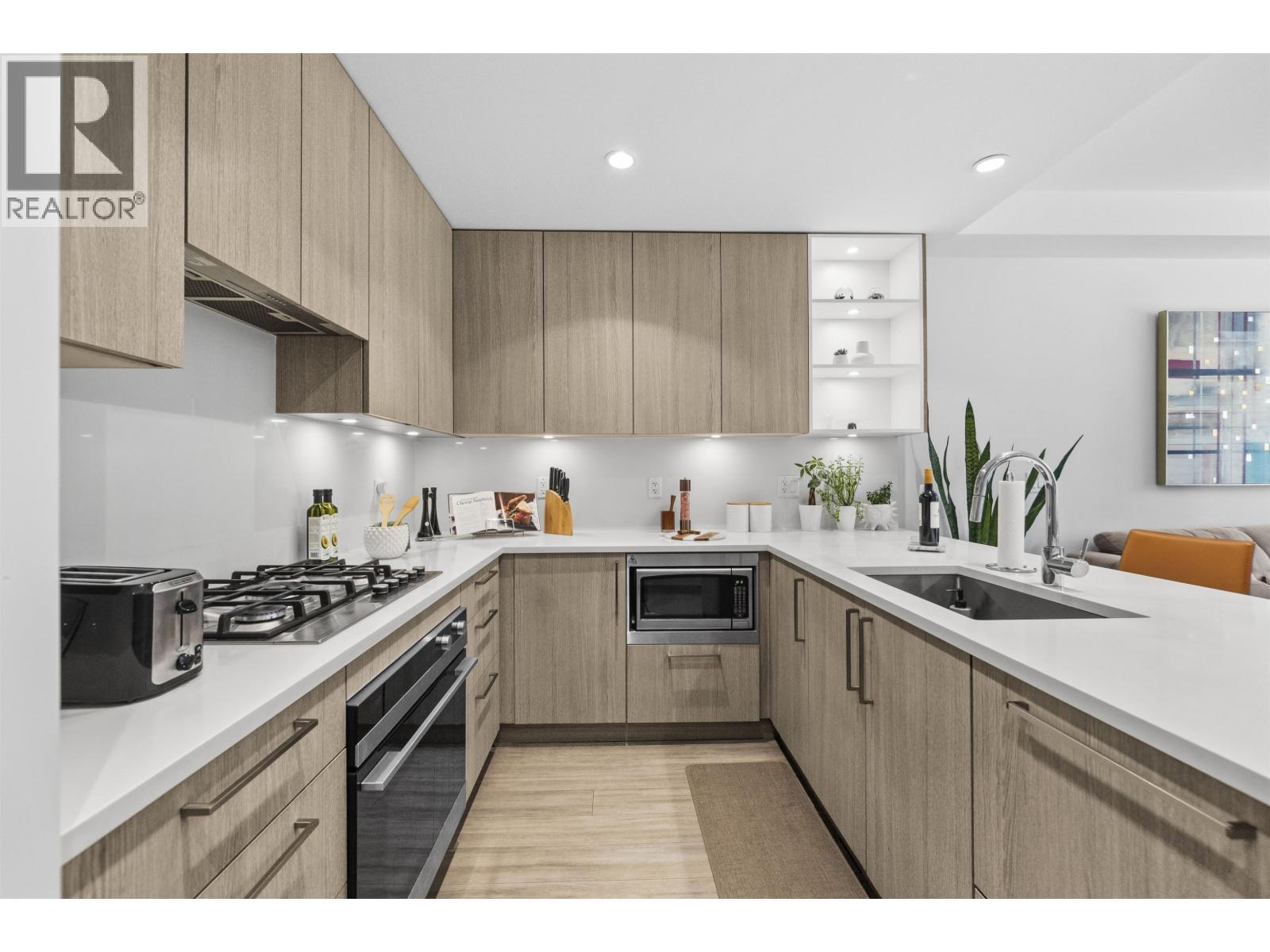 113 747 E 3rd Street, North Vancouver, British Columbia  V7L 1G8 - Photo 3 - R3150570