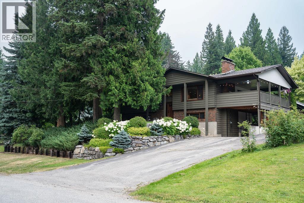 1664 Birch Drive, Revelstoke, British Columbia  V0E 2S1 - Photo 2 - 10395460