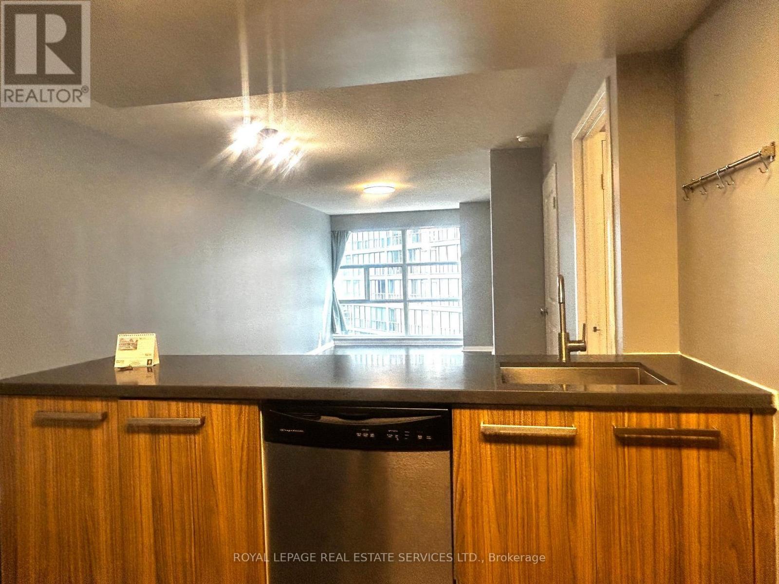1404 - 11 St. Joseph Street, Toronto, Ontario  M4Y 3G4 - Photo 8 - C13614324