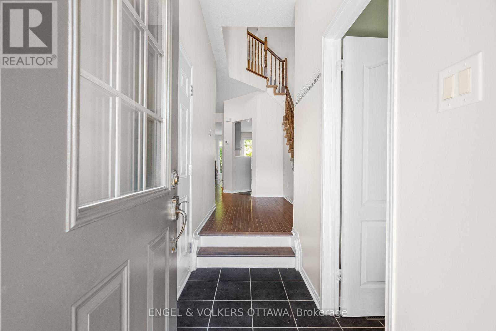 729 Nakina Way, Ottawa, Ontario  K1V 2H9 - Photo 3 - X13614436