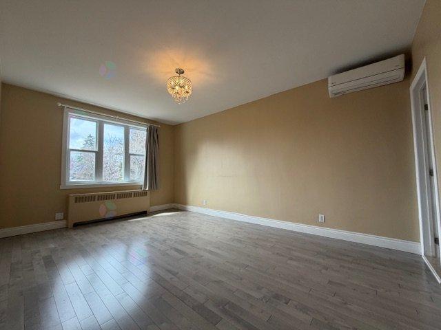 5870-5874 Av. McShane Montréal (Côte-des-Neiges/Notre-Dame-de-Grâce) Quebec Canada H3S2G3 3