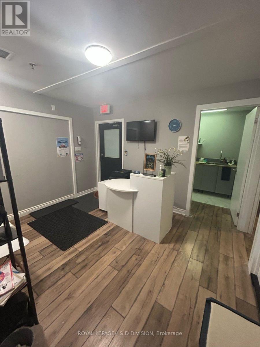 302 - 101 Mary Street W, Whitby, Ontario  L1N 2R4 - Photo 2 - E13614478