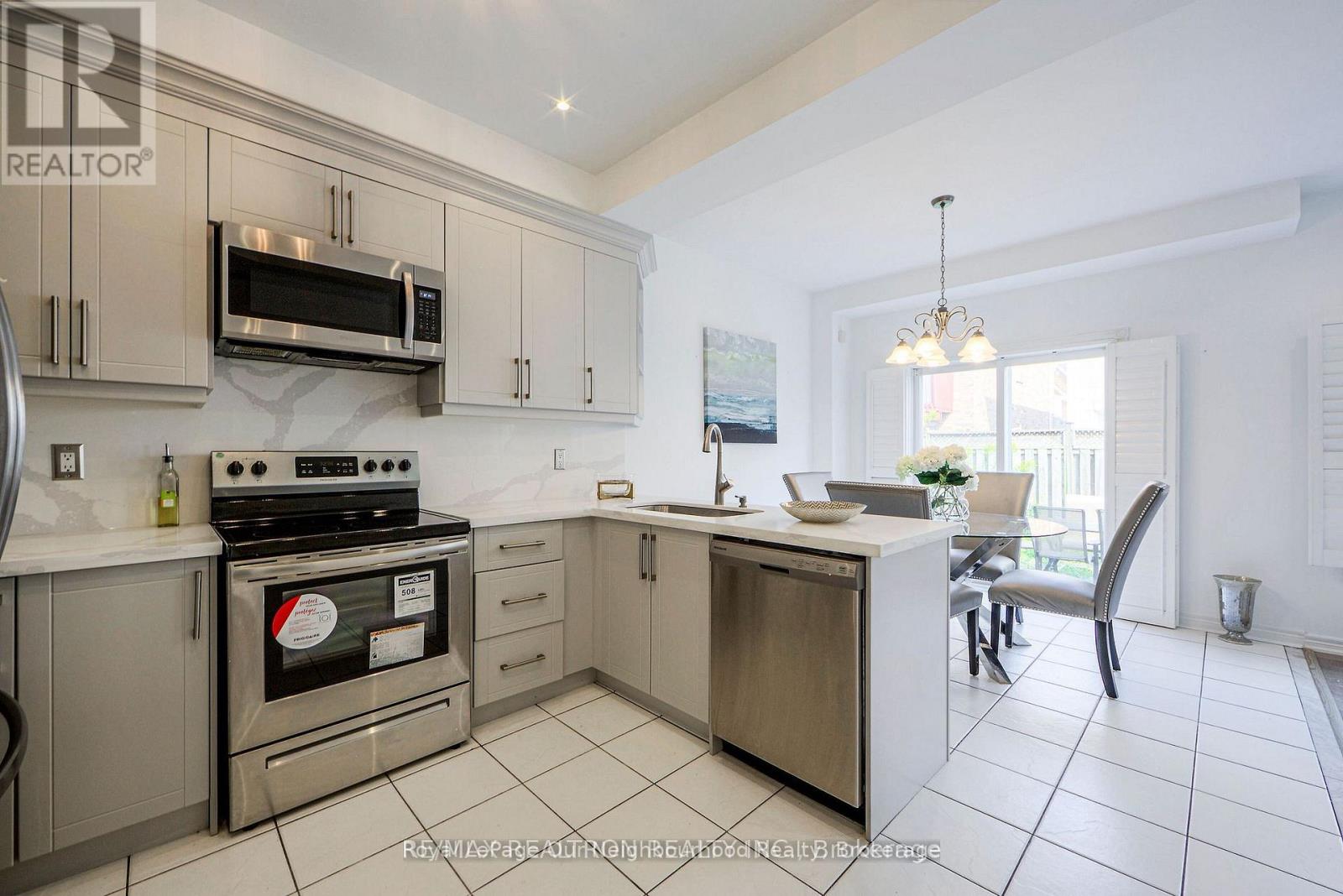 Upper - 269 Treasure Road E, Vaughan, Ontario  L6A 3K8 - Photo 17 - N13614466
