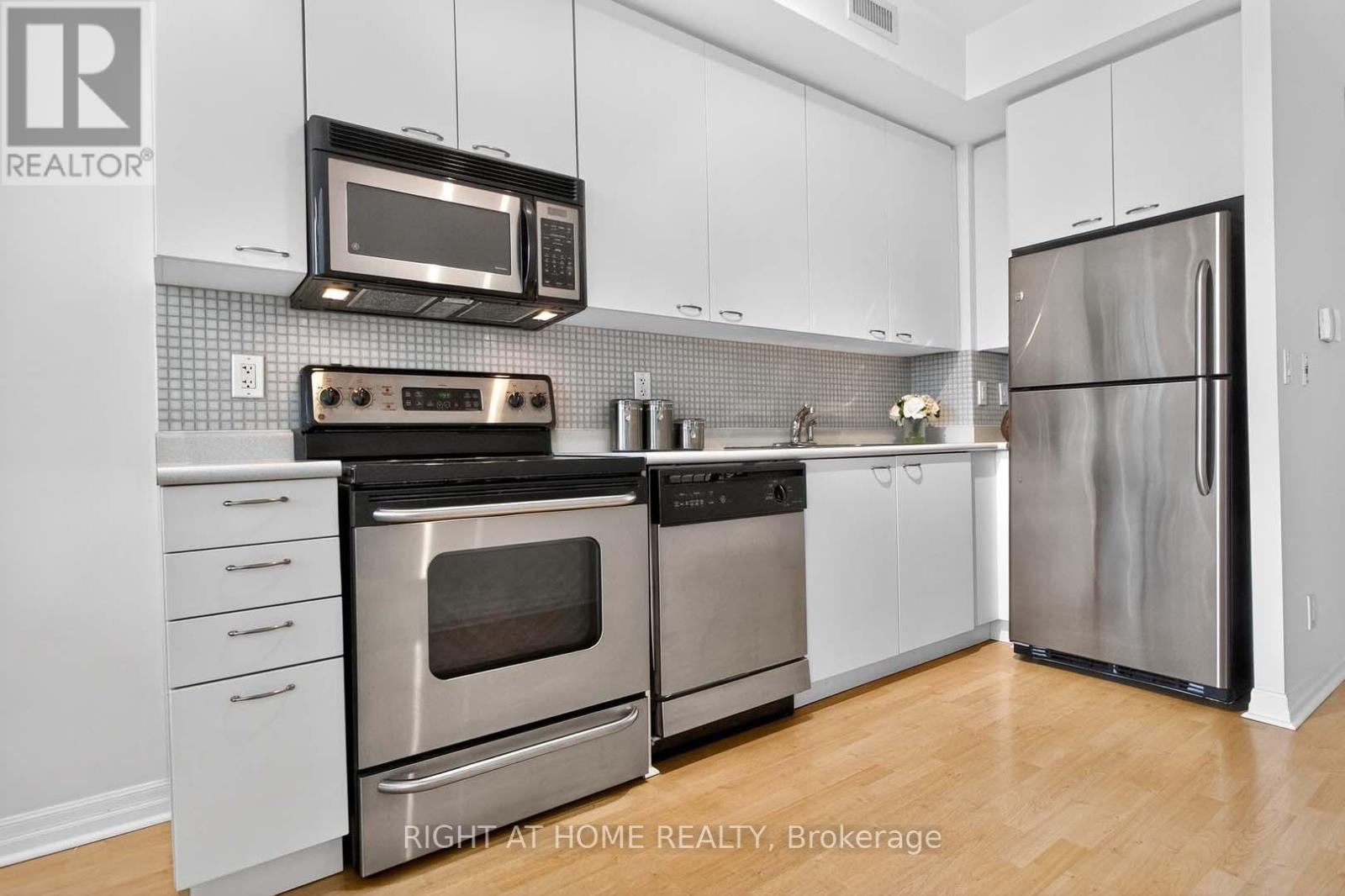 717 - 220 Burnhamthorpe Road W, Mississauga, Ontario  L5B 4N4 - Photo 4 - W13614464