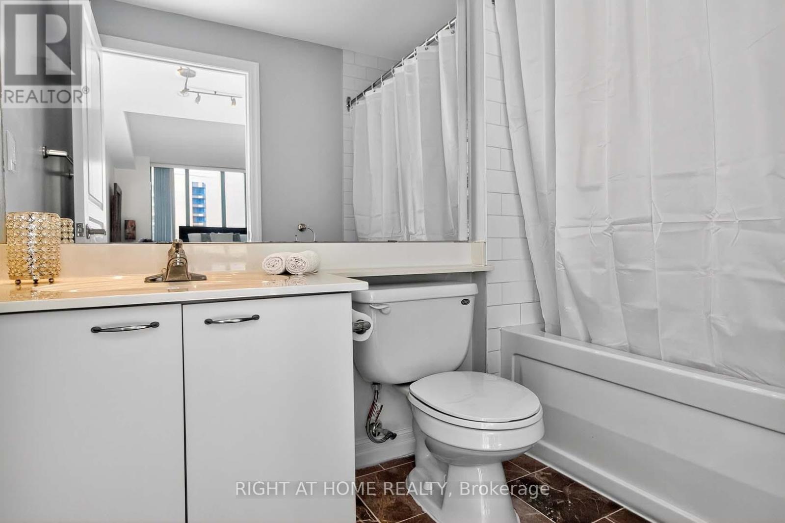 717 - 220 Burnhamthorpe Road W, Mississauga, Ontario  L5B 4N4 - Photo 7 - W13614464
