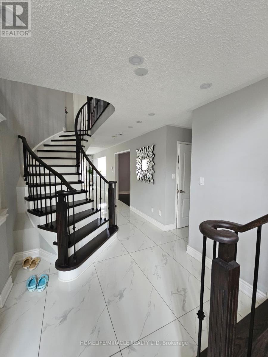 20 Summer Mist Court, Brampton, Ontario  L6R 2Z1 - Photo 4 - W13614754