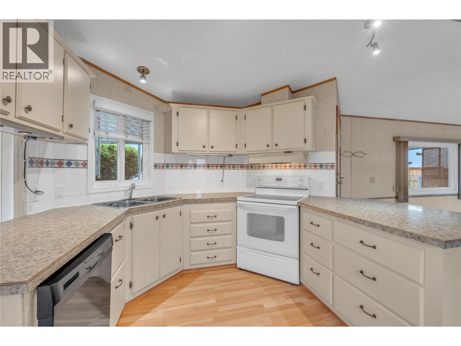 98 Okanagan Avenue E Unit# 25, Penticton, British Columbia  V2A 3J5 - Photo 2 - 10389882