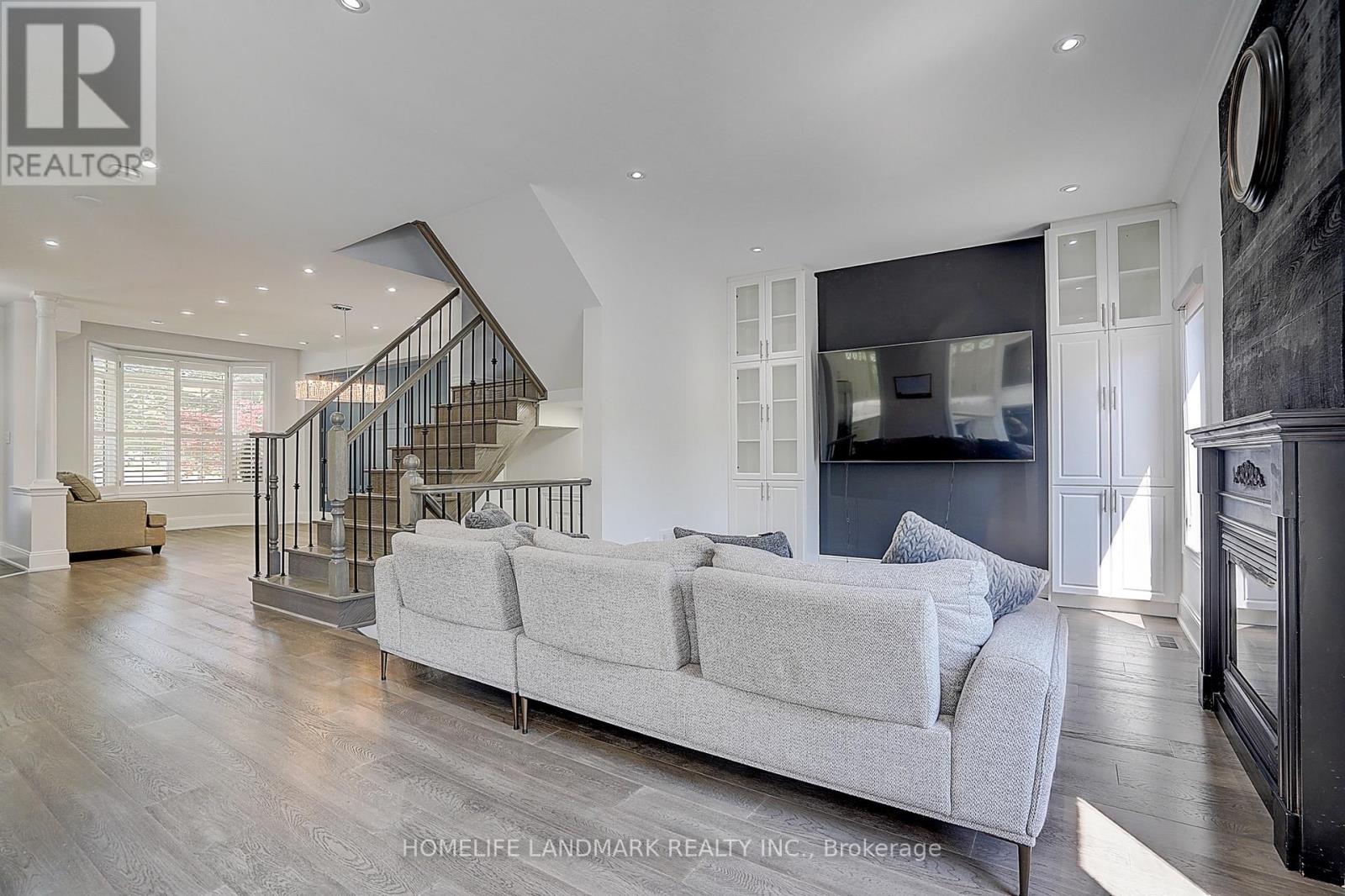 28 Hunwicks Crescent, Ajax, Ontario  L1Z 0E4 - Photo 5 - E13614876