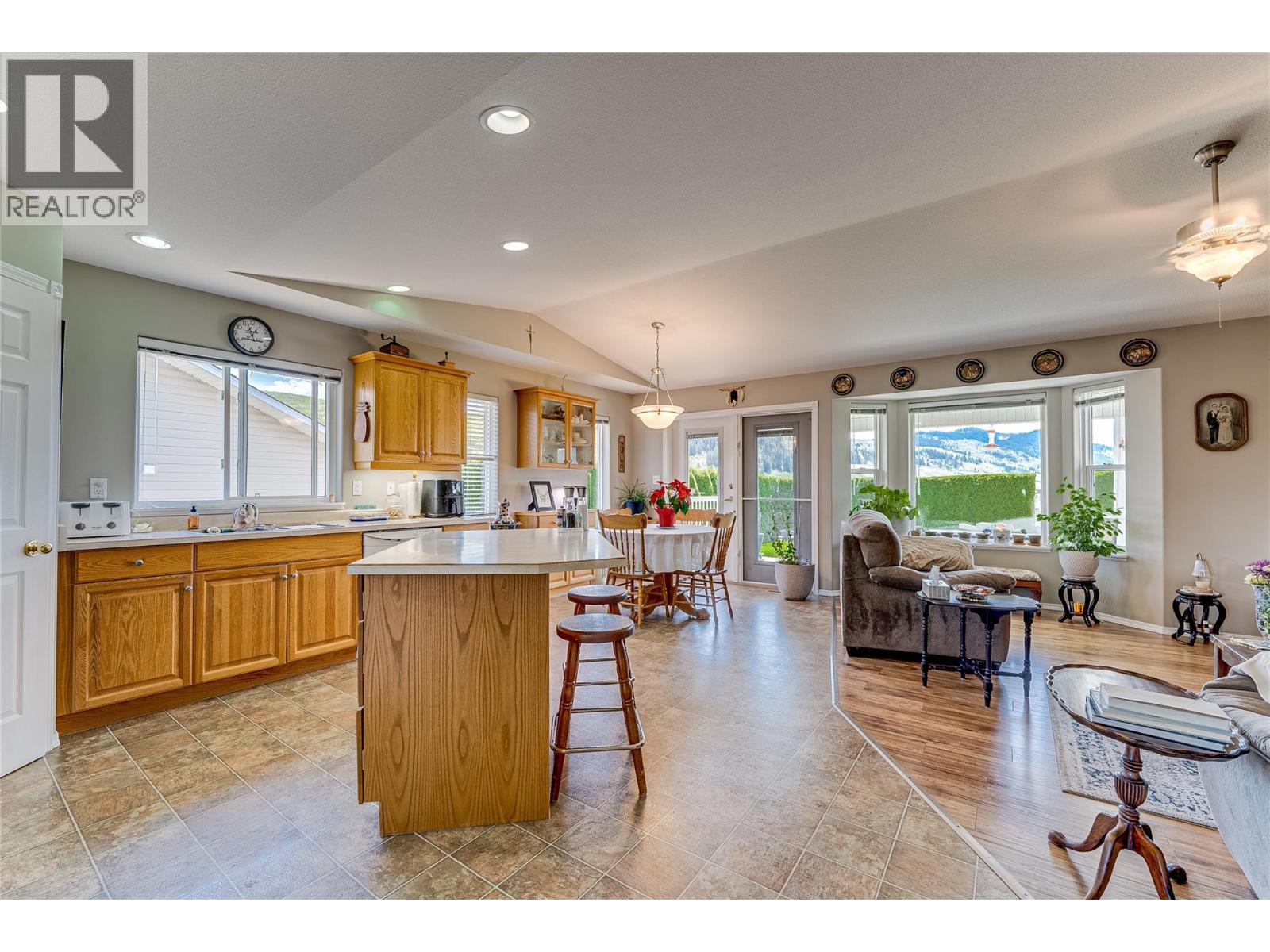 855 8 Avenue, Vernon, British Columbia  V1H 1Z1 - Photo 8 - 10393428