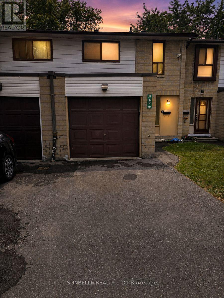 42 Fleetwood Crescent, Brampton, Ontario  L6T 2E5 - Photo 2 - W13601200
