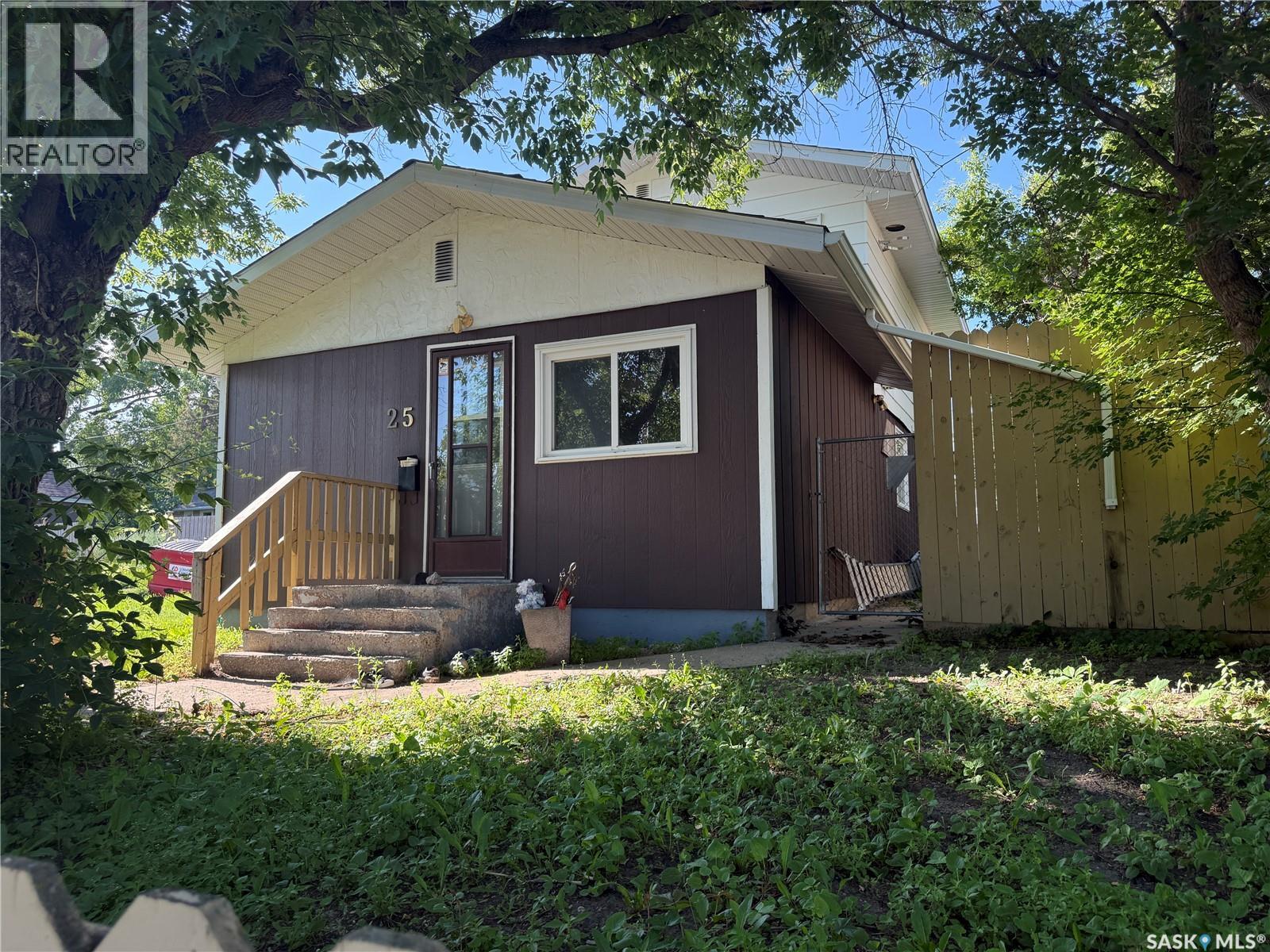 25 Home STREET W, Moose Jaw, Saskatchewan
