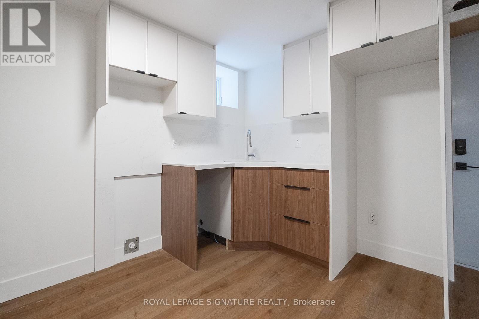 1 - 7 Earnscliffe Road, Toronto, Ontario  M6E 1J4 - Photo 3 - C13615216