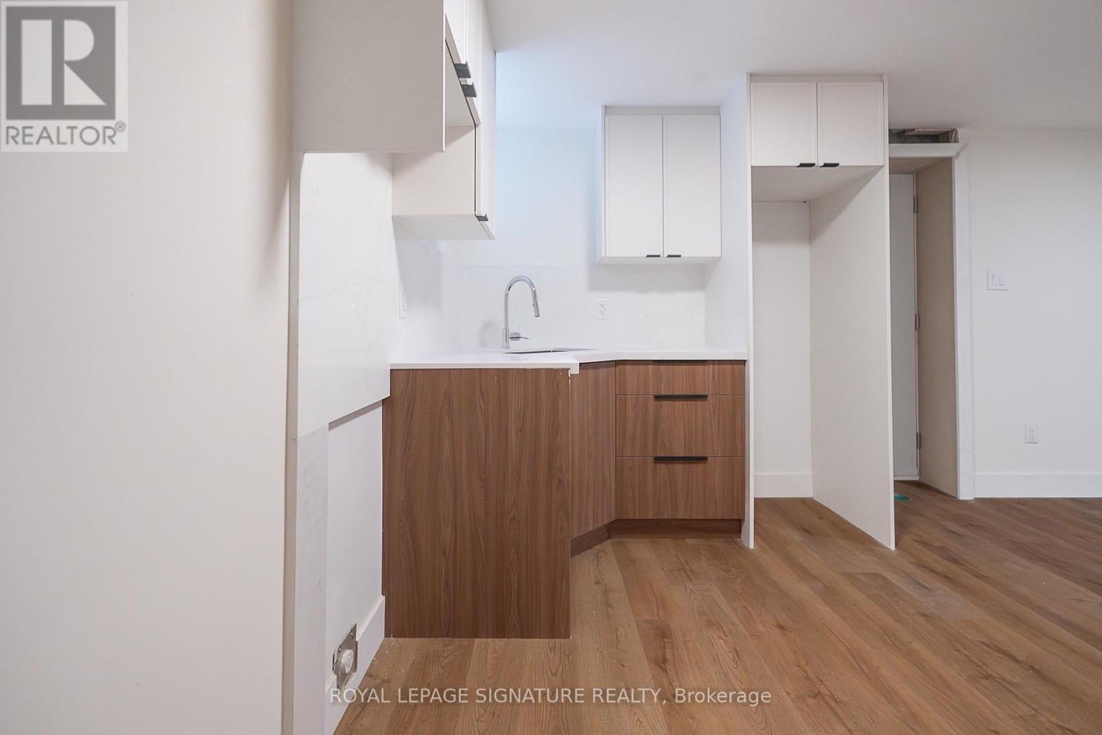 1 - 7 Earnscliffe Road, Toronto, Ontario  M6E 1J4 - Photo 4 - C13615216