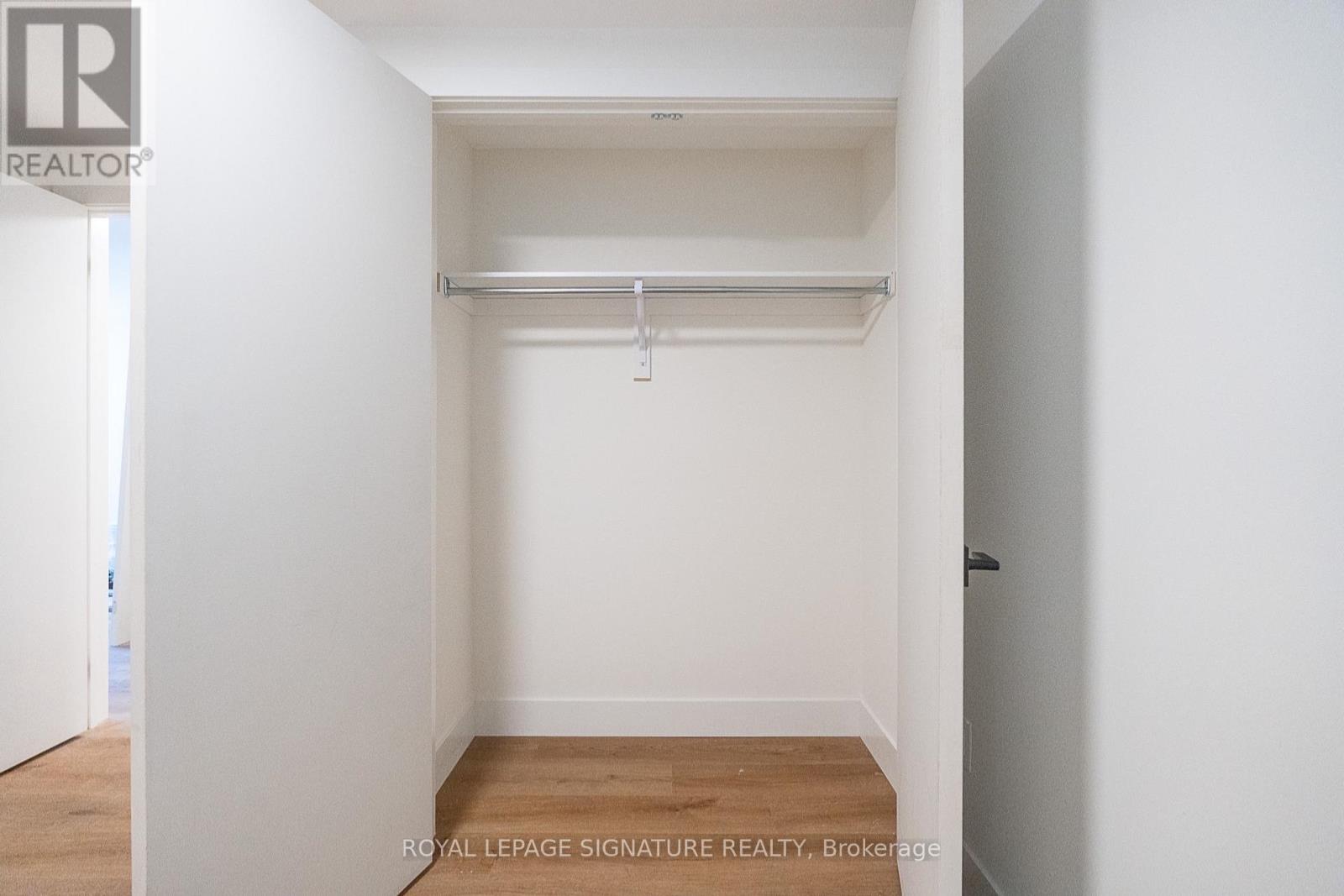 1 - 7 Earnscliffe Road, Toronto, Ontario  M6E 1J4 - Photo 8 - C13615216