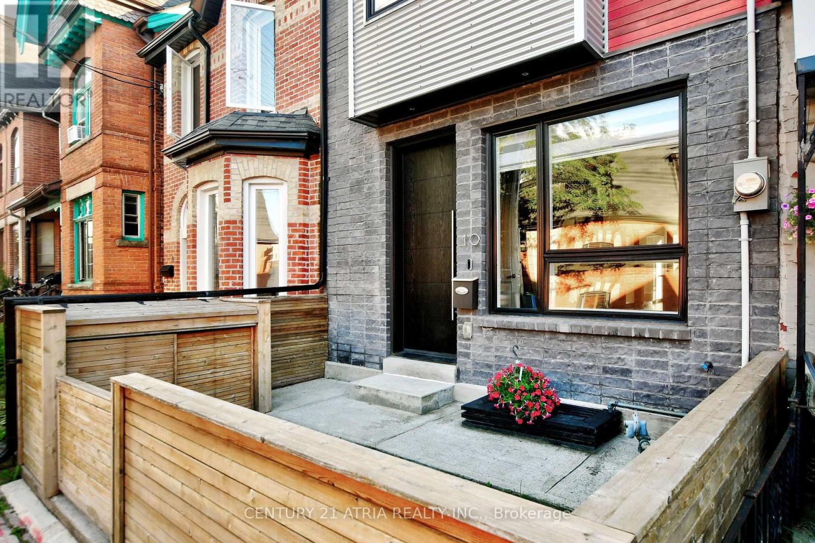10 Palmerston Avenue, Toronto, Ontario  M6J 2H7 - Photo 2 - C13583902