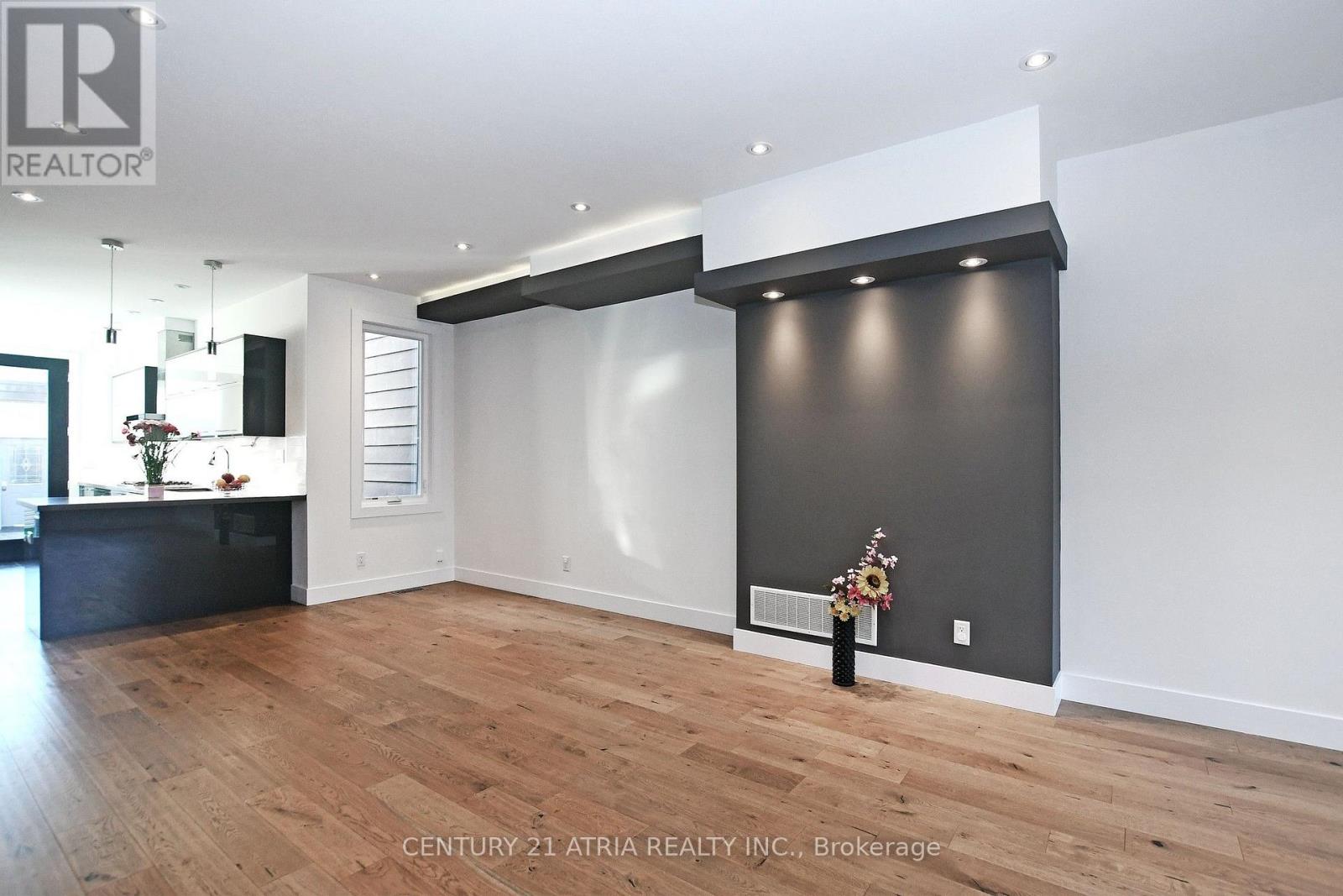 10 Palmerston Avenue, Toronto, Ontario  M6J 2H7 - Photo 5 - C13583902