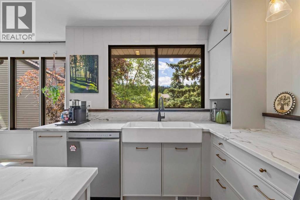 16, 140 Point Drive NW, Calgary, Alberta  T3B 4W3 - Photo 10 - A2324631