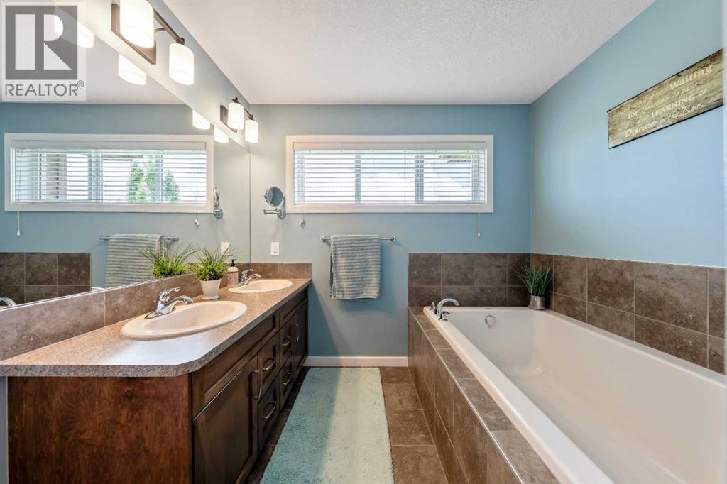 1065 Hillcrest Lane Sw, Airdrie, Alberta  T4B 3R6 - Photo 13 - A2323387