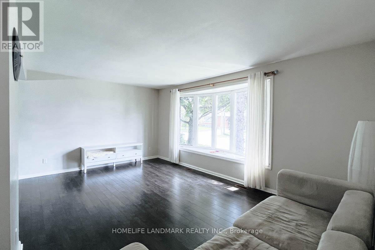 Main - 16 Lochinvar Crescent, Toronto, Ontario  M3A 3K1 - Photo 4 - C13615406