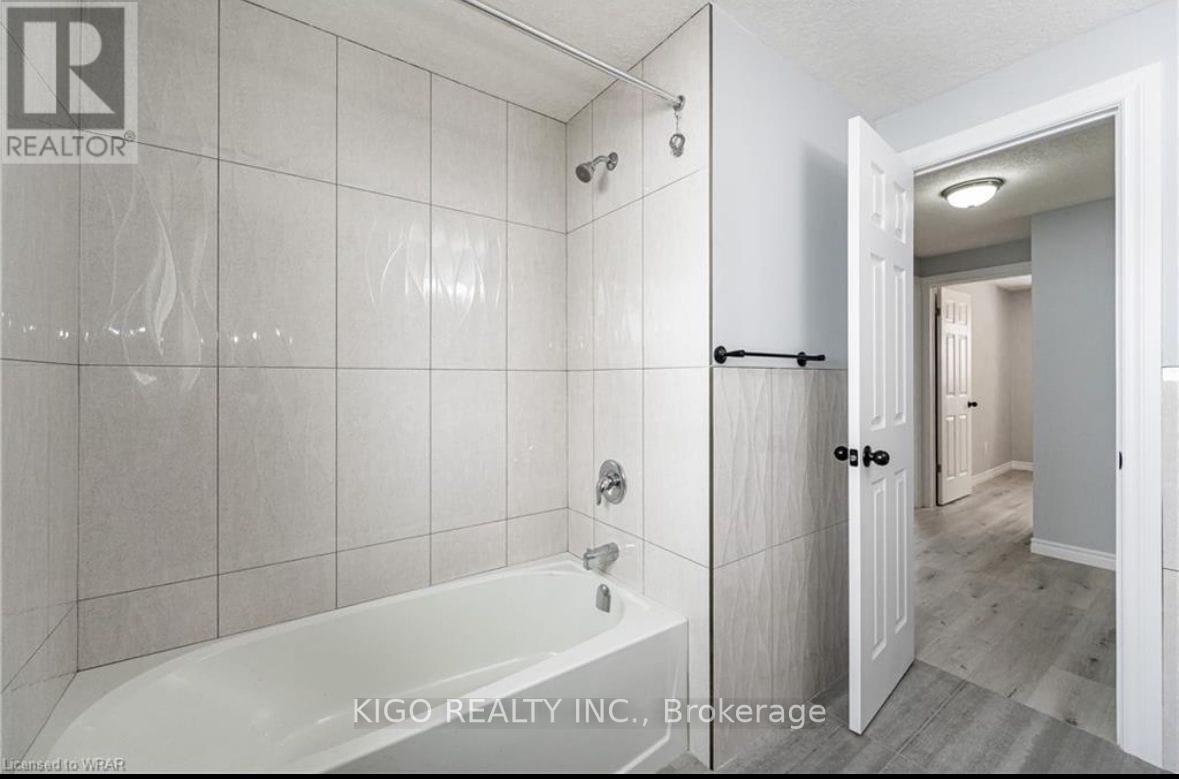 Upper - 4 Markwood Drive, Kitchener, Ontario  N2M 2H4 - Photo 17 - X13615414