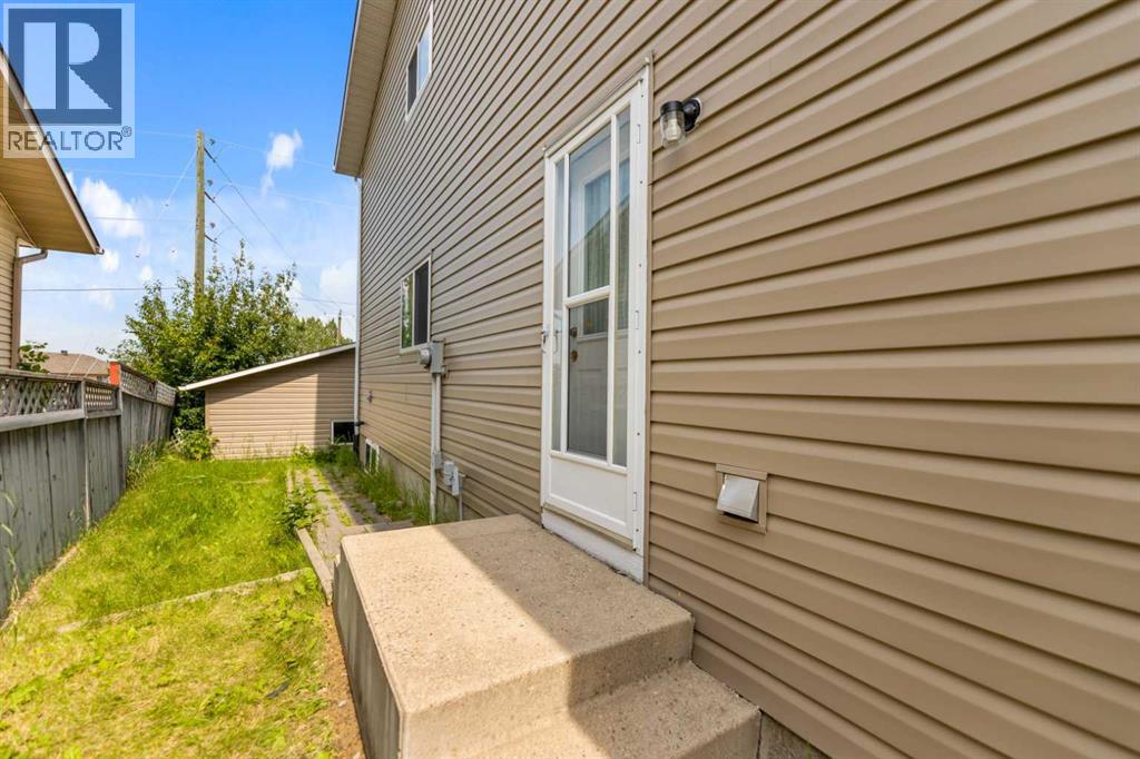 226 Sandstone Drive NW, Calgary, Alberta  T3K 3B9 - Photo 3 - A2331972