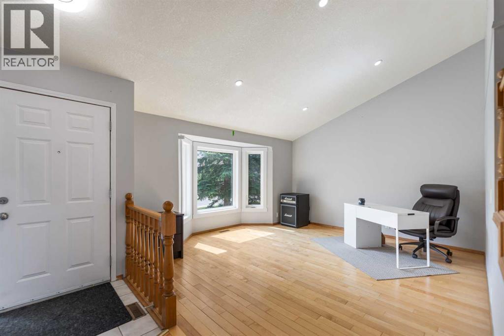 226 Sandstone Drive NW, Calgary, Alberta  T3K 3B9 - Photo 4 - A2331972