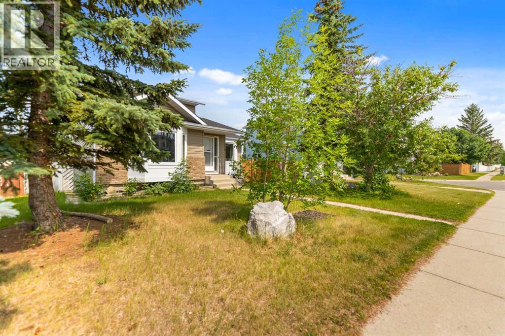 226 Sandstone Drive NW, Calgary, Alberta  T3K 3B9 - Photo 2 - A2331972