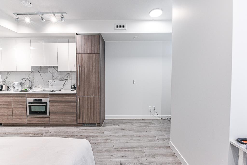 1714 10626 City Parkway, Surrey, British Columbia  V3T 0S3 - Photo 2 - R3150749