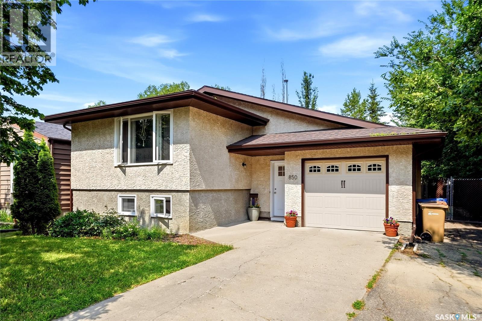 850 Rink Avenue, Regina, Saskatchewan  S4X 1W1 - Photo 1 - SK043844