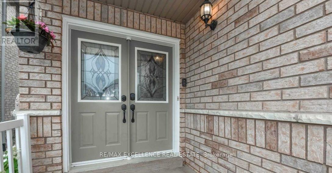17 Fallstar Crescent, Brampton, Ontario  L7A 2J5 - Photo 2 - W13615460