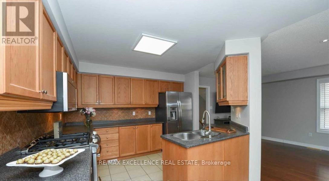 17 Fallstar Crescent, Brampton, Ontario  L7A 2J5 - Photo 5 - W13615460