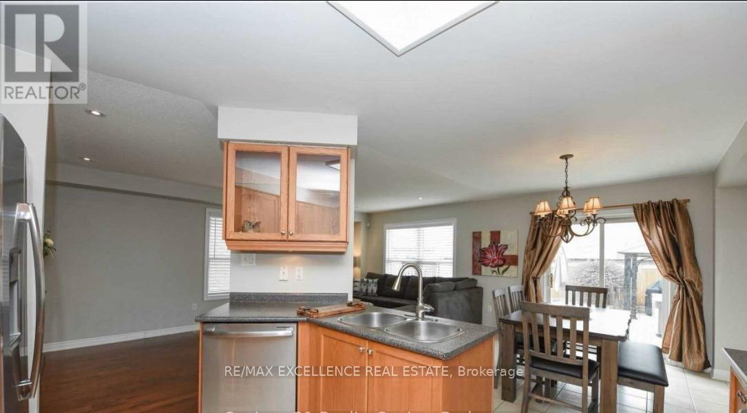 17 Fallstar Crescent, Brampton, Ontario  L7A 2J5 - Photo 6 - W13615460