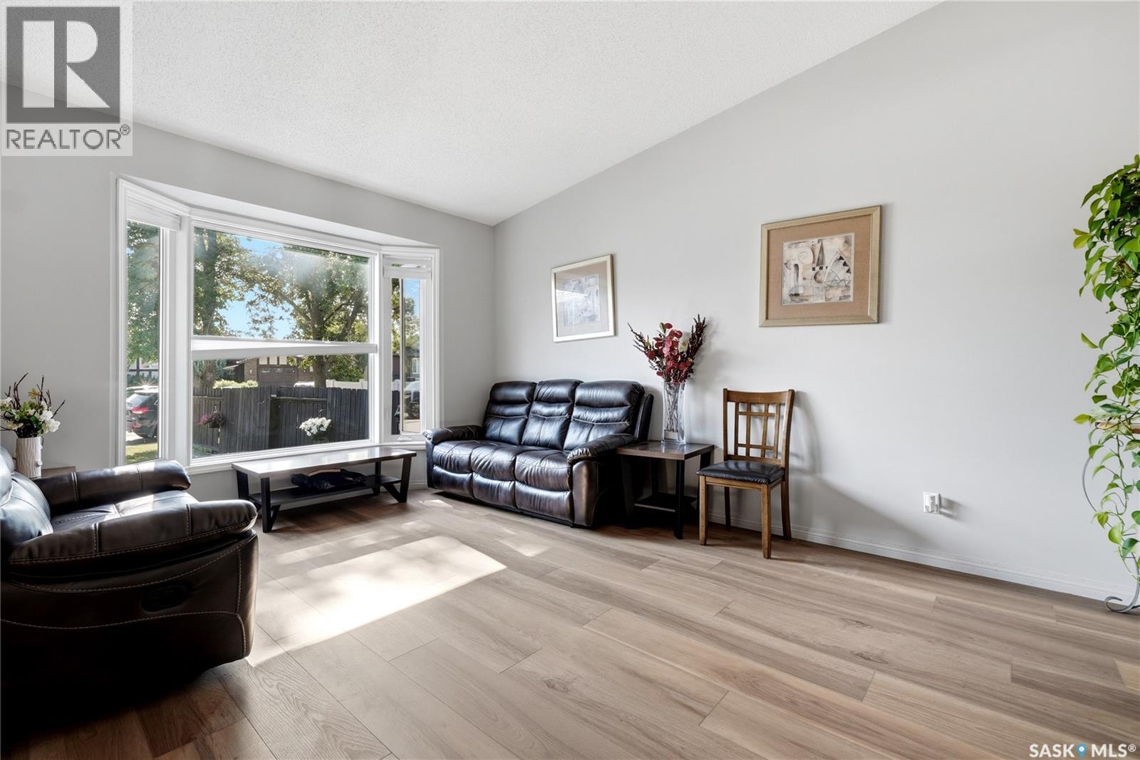 1054 Bayda Crescent, Regina, Saskatchewan  S4N 6Y6 - Photo 4 - SK043965