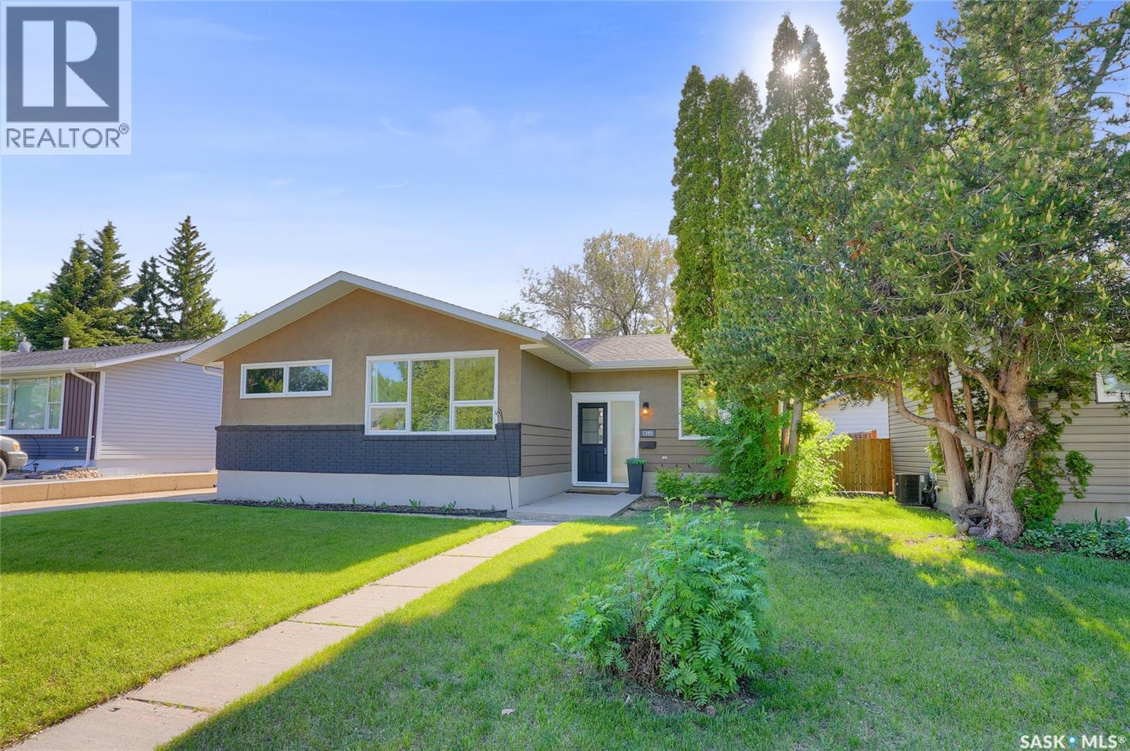 1385 Queen Crescent, Moose Jaw, Saskatchewan  S6H 3G5 - Photo 1 - SK043831