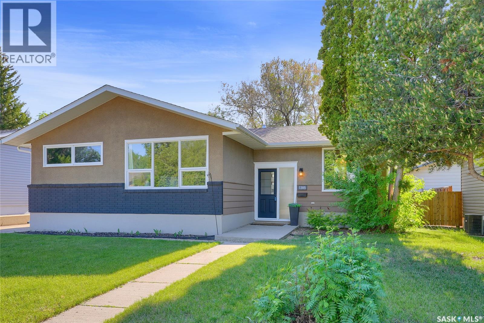 1385 Queen Crescent, Moose Jaw, Saskatchewan  S6H 3G5 - Photo 5 - SK043831