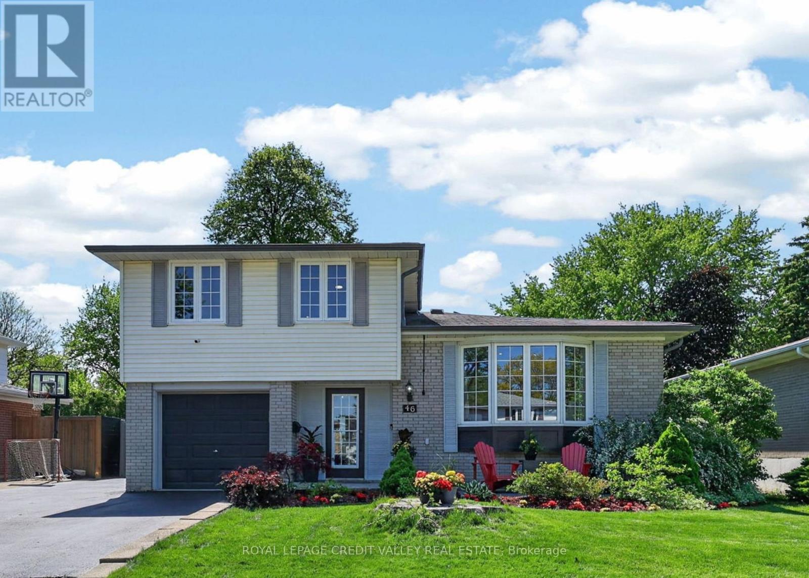46 Duncan Bull Drive, Brampton, Ontario  L6W 1H6 - Photo 2 - W13573598