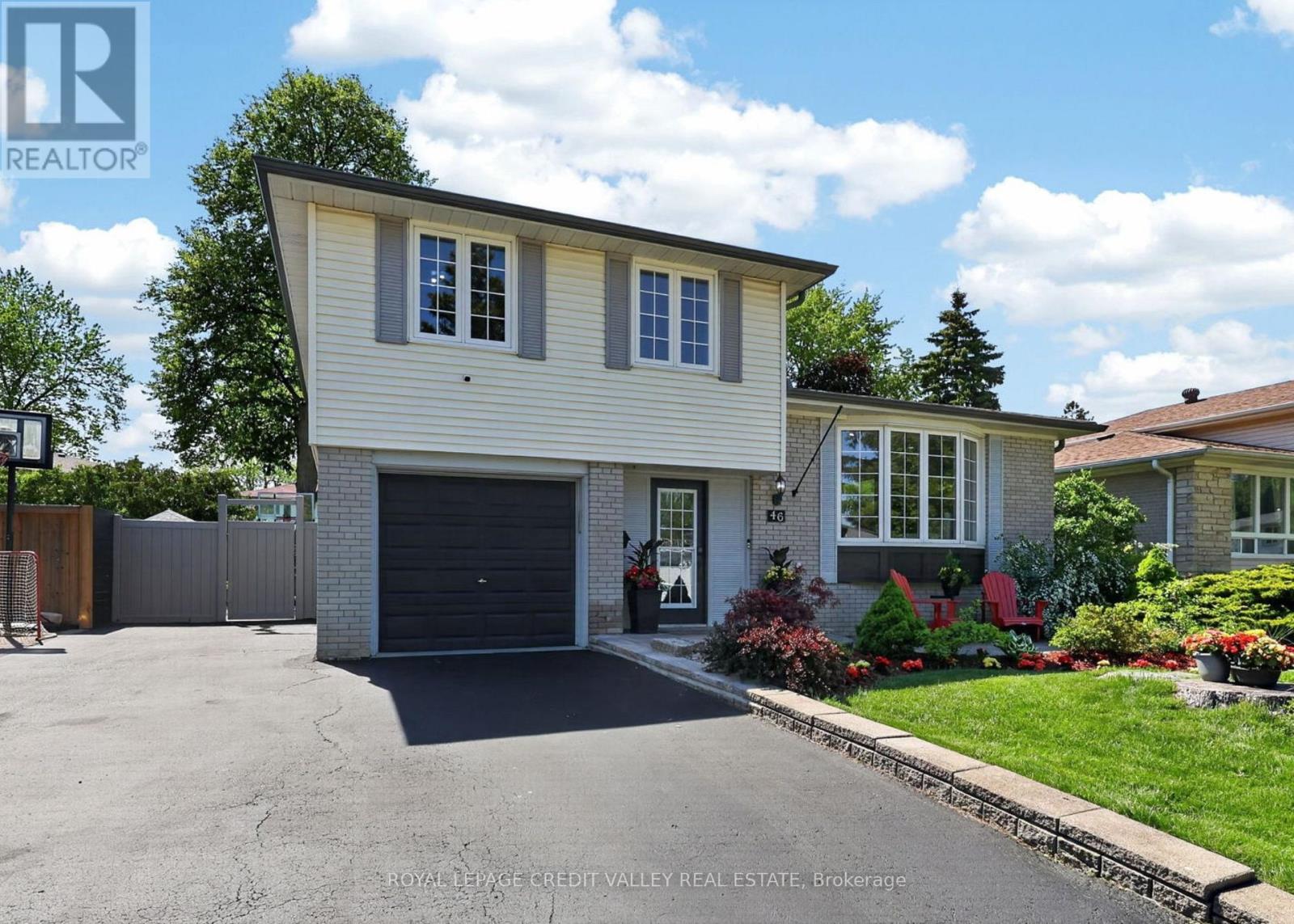 46 Duncan Bull Drive, Brampton, Ontario  L6W 1H6 - Photo 3 - W13573598