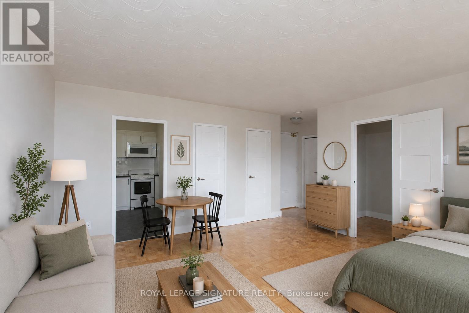 900 - 525 EGLINTON AVENUE E