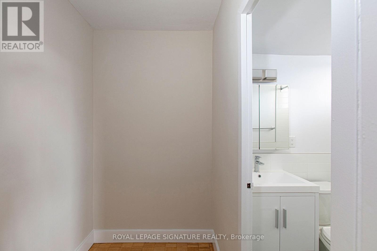900 - 525 Eglinton Avenue E, Toronto, Ontario  M4P 1N5 - Photo 4 - C13616208