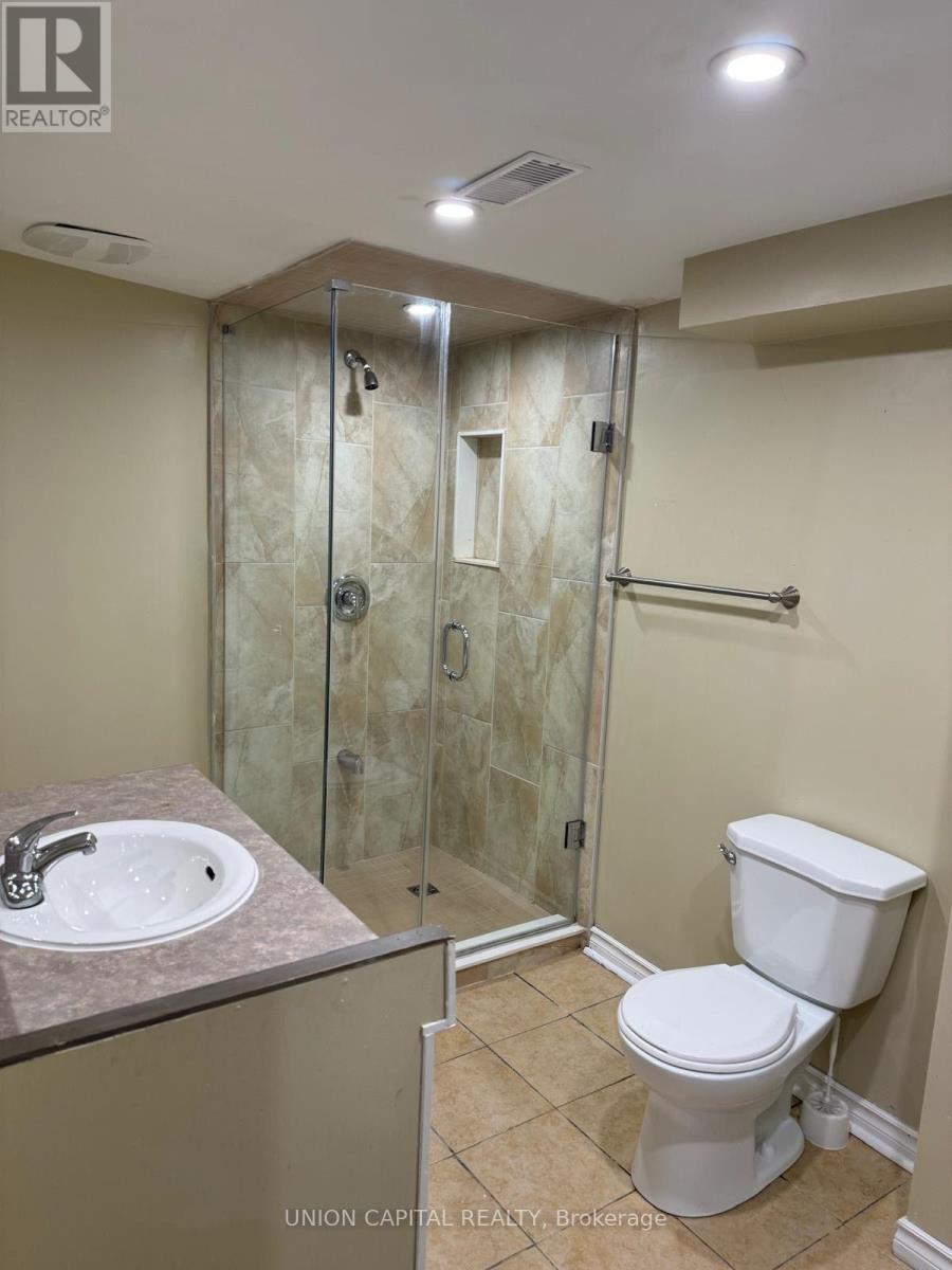 Room A - 427 Rossland Road W, Oshawa, Ontario  L1J 3G9 - Photo 3 - E13616172