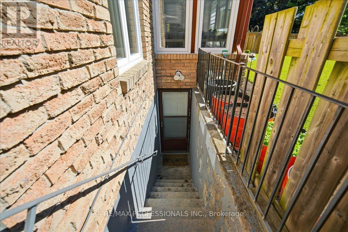 1708 Woodeden Drive, Mississauga, Ontario  L5H 3S5 - Photo 10 - W13615924
