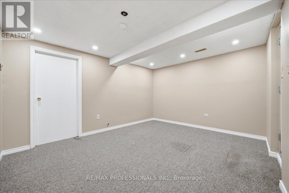 1708 Woodeden Drive, Mississauga, Ontario  L5H 3S5 - Photo 12 - W13615924