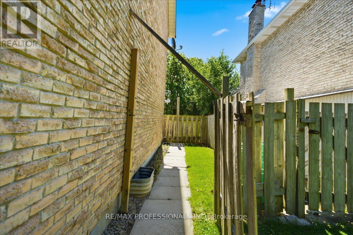 1708 Woodeden Drive, Mississauga, Ontario  L5H 3S5 - Photo 6 - W13615924