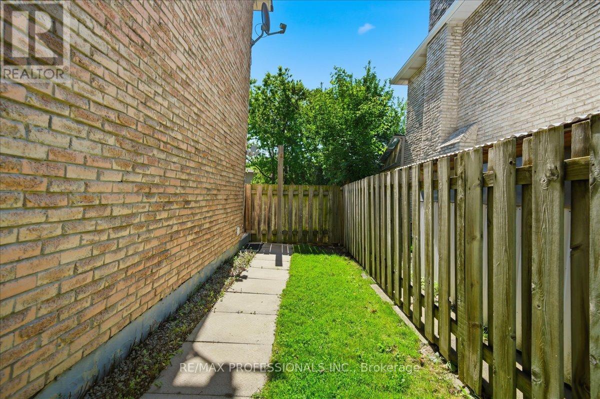 1708 Woodeden Drive, Mississauga, Ontario  L5H 3S5 - Photo 7 - W13615924