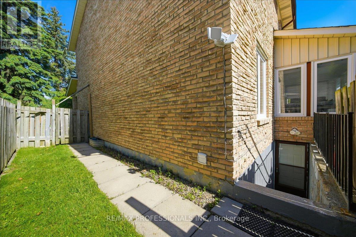 1708 Woodeden Drive, Mississauga, Ontario  L5H 3S5 - Photo 8 - W13615924