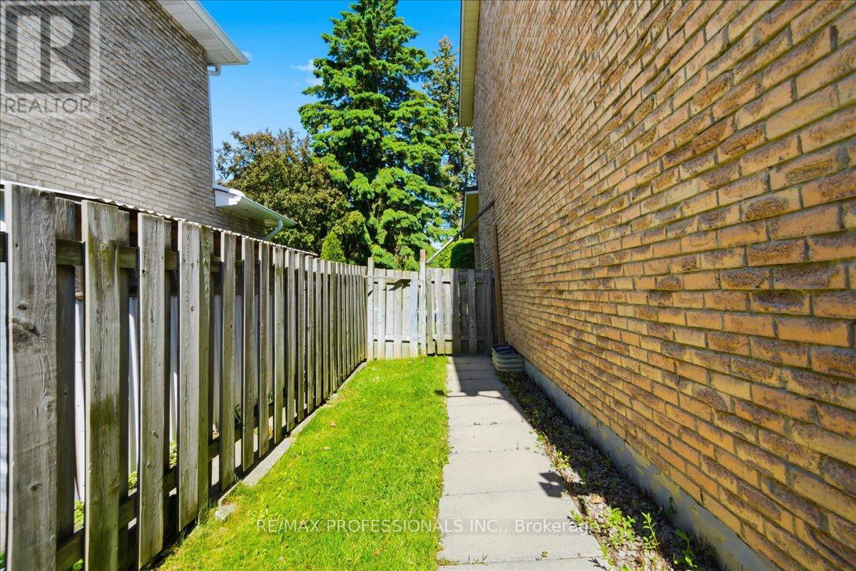 1708 Woodeden Drive, Mississauga, Ontario  L5H 3S5 - Photo 9 - W13615924