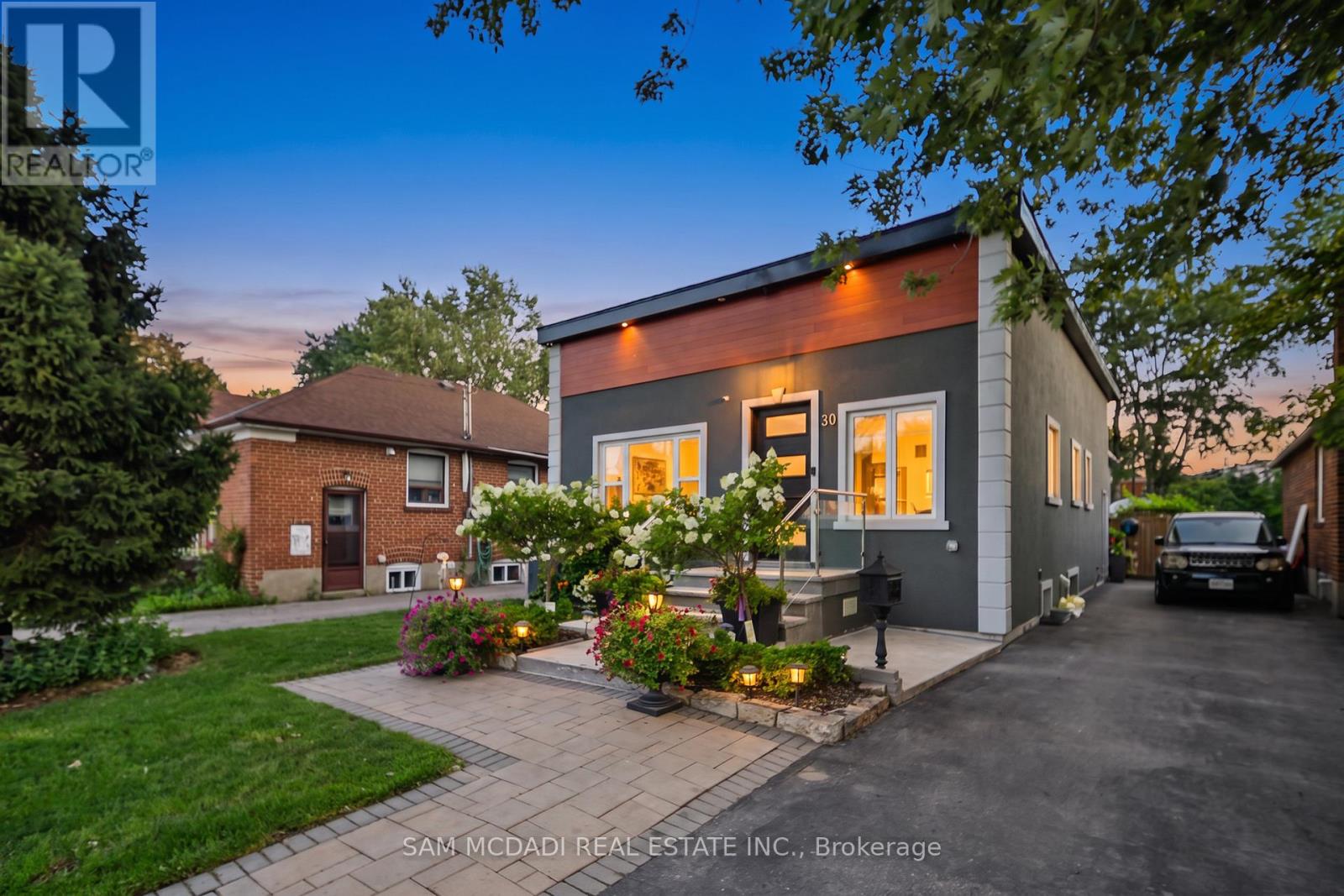 30 Maple Avenue N, Mississauga, Ontario L5H 2S1 - Photo 2 - W13609358