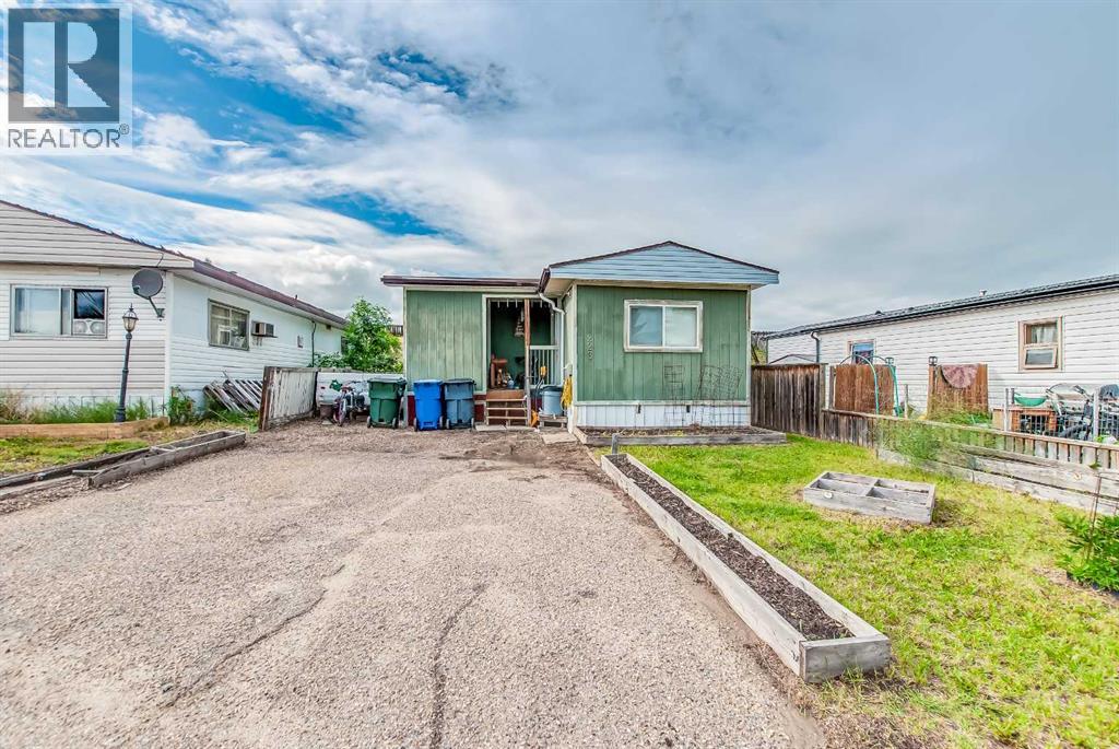 223 Fairchild Street Sw, Medicine Hat, Alberta  T1A 7Z6 - Photo 2 - A2324629